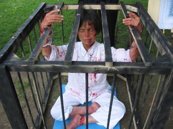 Jedna od metoda mučenja Falun Gong praktikanata je zatvaranje u malom prostoru na više mjeseci. Žrtva je mjesecima zatvorena u malu ćeliju i u istom prostoru mora jesti, spavati i obavljati prirodne potrebe. Visina i širina ćelije je tako napravljena, da osoba ne može ni stajati ni ležati. Uz sve to je žrtva često još i lisicama vezana, tako da danima ne može spavati. Neki praktikanti su u ovakvim ćelijama proveli i do 120 dana.