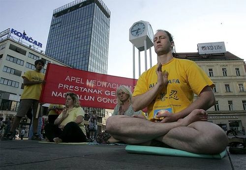 Meditacijom protiv progona - na glavnom trgu u Zagrebu