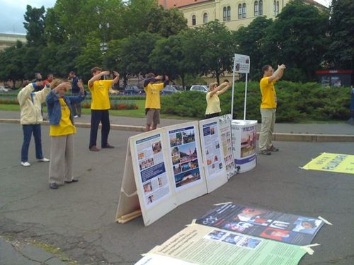 Demonstracija Falun Gong vježbi ispred HNK u Zagrebu