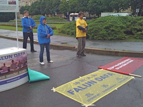 Falun Gong praktikanti prkose kiši i hladnoći
