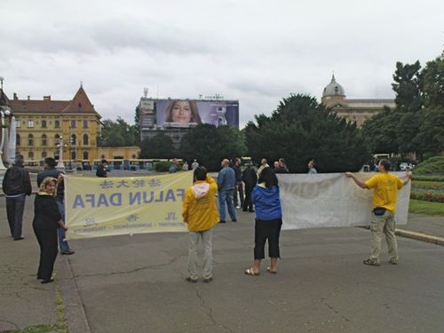 Falun Gong praktikanti sa transparentima za vrijeme prolaska vozila Hu Jintaoa
