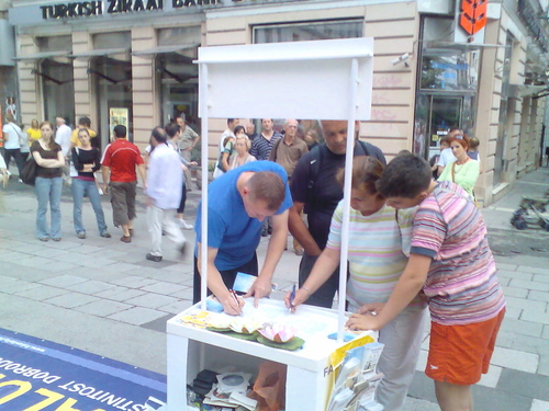 Građani Sarajeva potpisuju peticiju za zaustavljanje progona Falun Gonga u Kini