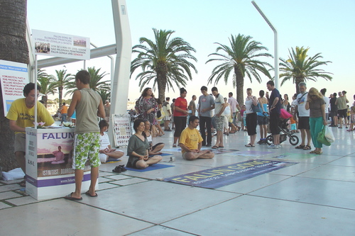 Prolaznici u Splitu posmatraju vježbe Falun Gonga