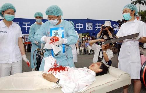 Falun Gong praktikanti su u Taipei-ju, 23. travnja 2006. godine, organizirali uprizorenje žetve organa od živih praktikanata Falun Gonga, koja se odvija uz podršku Komunističke partije Kine.