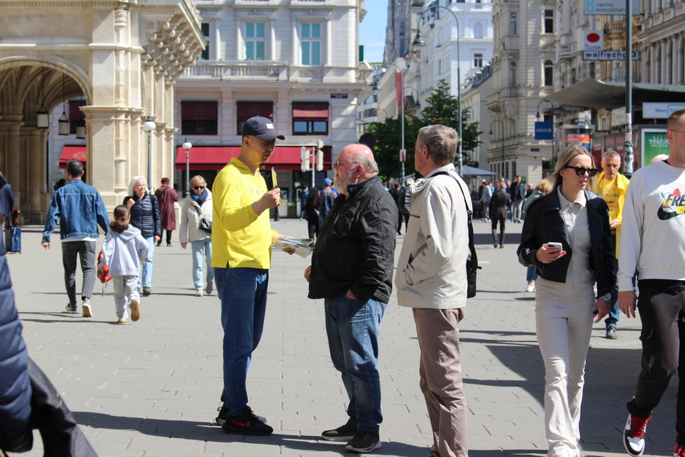 Passanten informieren sich über Hintergründe der Verfolgung in China. Foto: FDI