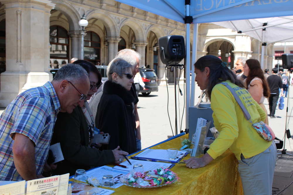 Unterschriften gegen den systematischen Organraub in China wurden gesammelt. Foto: FDI