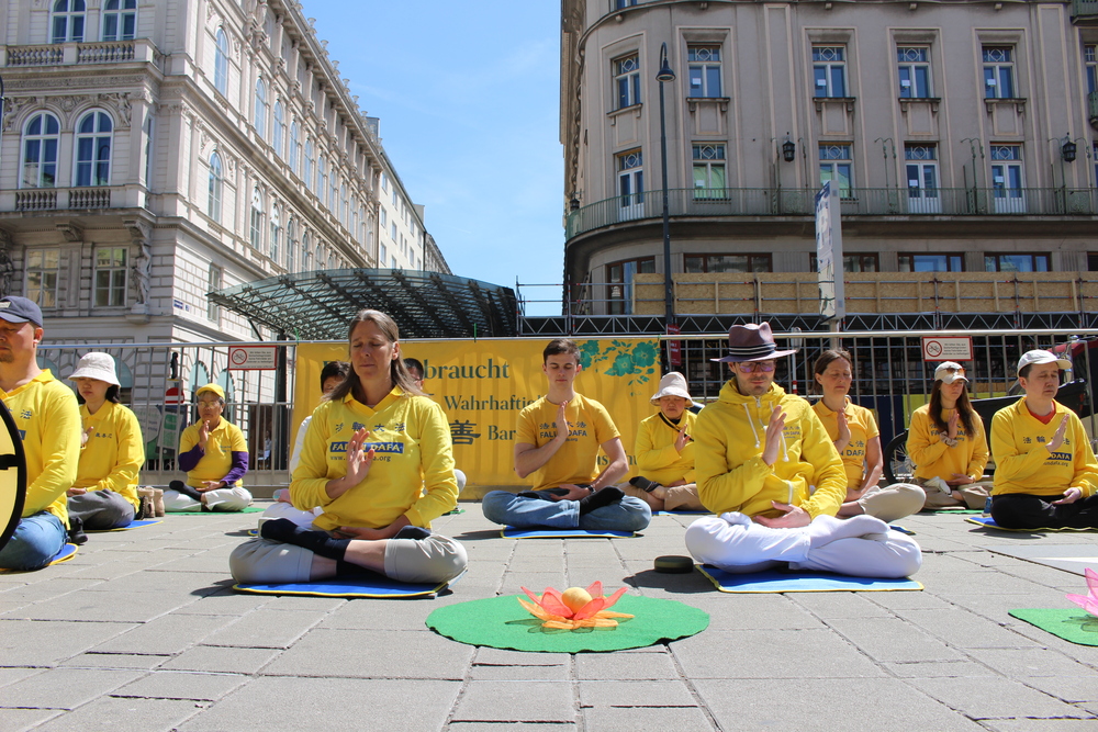 Falun Dafa-Praktizierende zeigen eine Meditationsübung. Foto: FDI