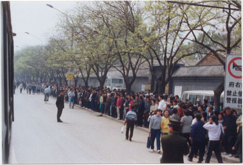 25.April 1999 vor dem Petitionsbüro Zhongnanhai/Peking. https://de.faluninfo.eu/staatliche_verfolgung/zhongnanhai