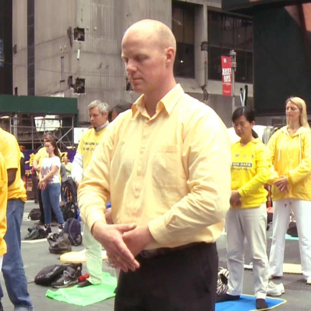 Martins Rubenis prakticira Falun Gong vježbe (iz video kadra)