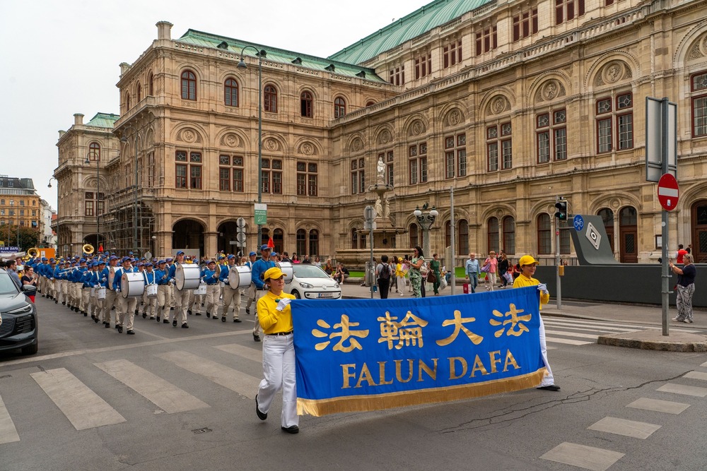 Die Europäische Tian Guo Marching Band vor der Wiener Oper. Foto: FDI