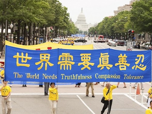 Falun Gong praktikanti nose transparente na paradi u Washingtonu, 13. jula 2012. u kojoj se poziva na zaustavljanje progona Falun Gonga u Kini.