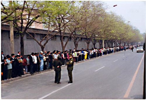 Mirni apel 10.000 praktikanata Falun Gonga pred kineskom vladom u Pekingu, 25. aprila 1999. godine. Kao što se vidi sa slike, praktikanti, iako u tolikom broju, nisu ometali ni saobraćaj.