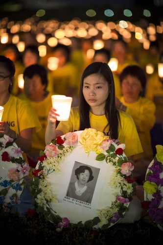 Washingtonski apel s svijećama Falun Gong praktikanata u znak sjećanja na kolege praktikante ubijene tijekom progona u Kini