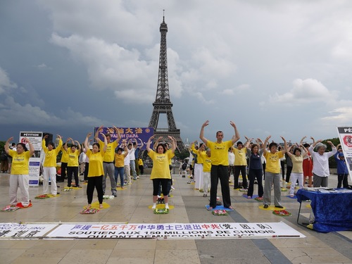 Zajednička vežba Falun Gong praktikanata ispod Ajfelovog tornja u Parizu